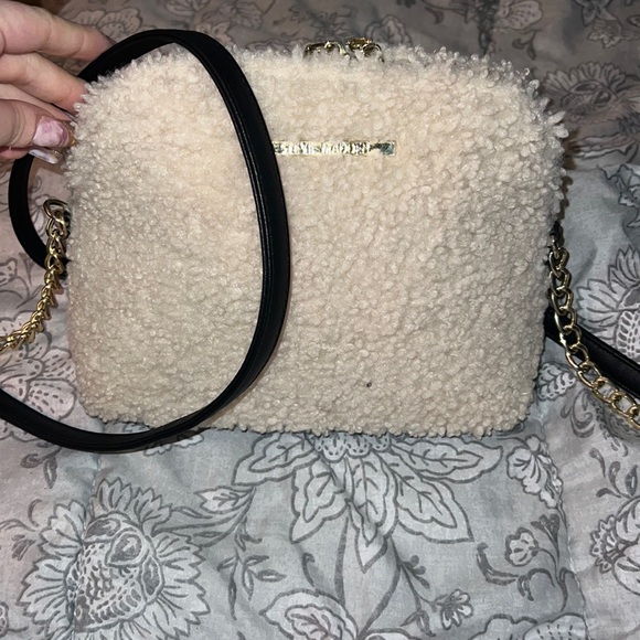 STEVE MADDEN FAUX FUR CROSS BODY BAG 🥰 - Picture 1 of 3